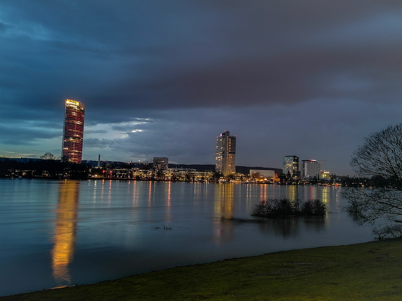 Bonner Bundesviertel mit Post Tower und Langer Eugen in der blauen Stunde am Rhein