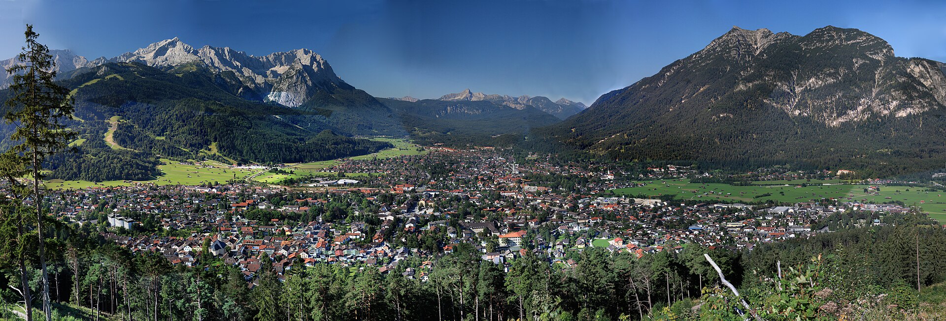 Garmisch-Partenkirchen mit Alpspitze, Zugspitze und dem Wettersteinmassiv
